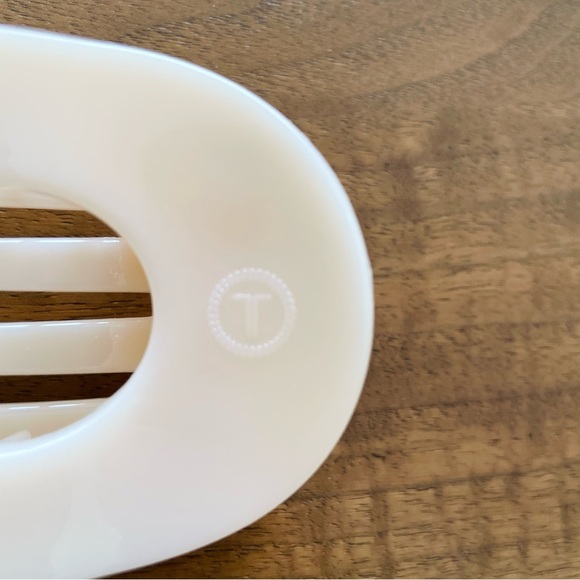 Two Teleties Medium Size Curved Hair Clips tortoise and almond beige - Picture 2 of 11